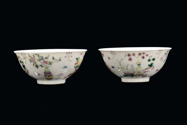 Coppia di ciotolein porcellana bianca con decori floreali, Cina, Dinastia Qing, XIX secolo