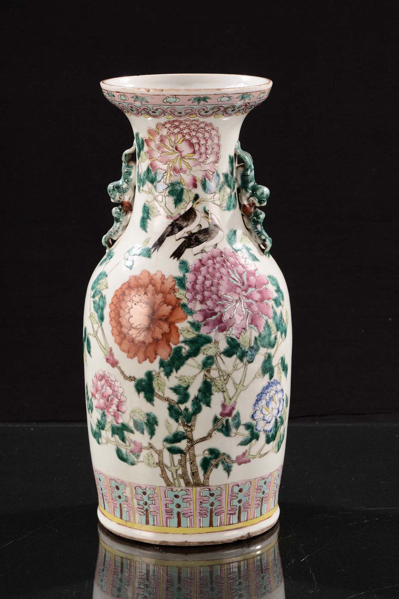 Vaso in Porcellana Policroma con Pavoni, Cina, Dinastia Qing, XIX Secolo