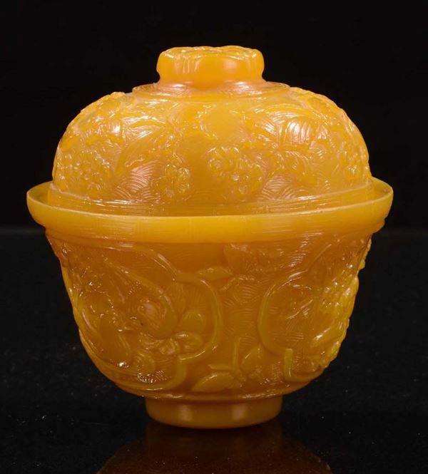 Bowl in vetro giallo con coperchio, Cina XX secolo