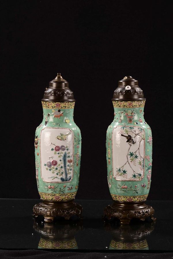 Coppia di vasi in porcellana a fondo verde, Cina XX secolo