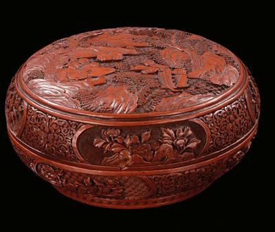 Scatola Circolare e Incisa in Lacca Rossa con Decoro Floreale, Cina, Dinastia Qing, XIX Secolo