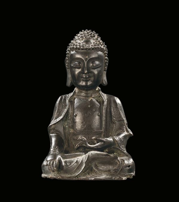Buddha seduto in bronzo a patina scura, Cina, Dinastia Qing, XIX secolo
