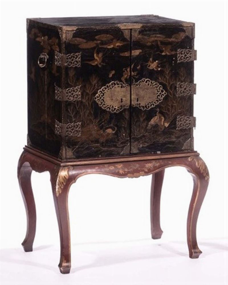 Mobiletto in legno laccato con voltili, Giappone, periodo Edo, XIX secolo  - Asta Fine Chinese Works of Art - II - Cambi Casa d'Aste