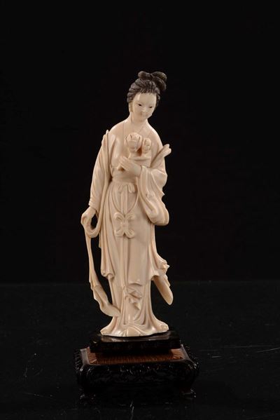 Guanyin in Avorio con Fior di Loto, Cina, XIX Secolo