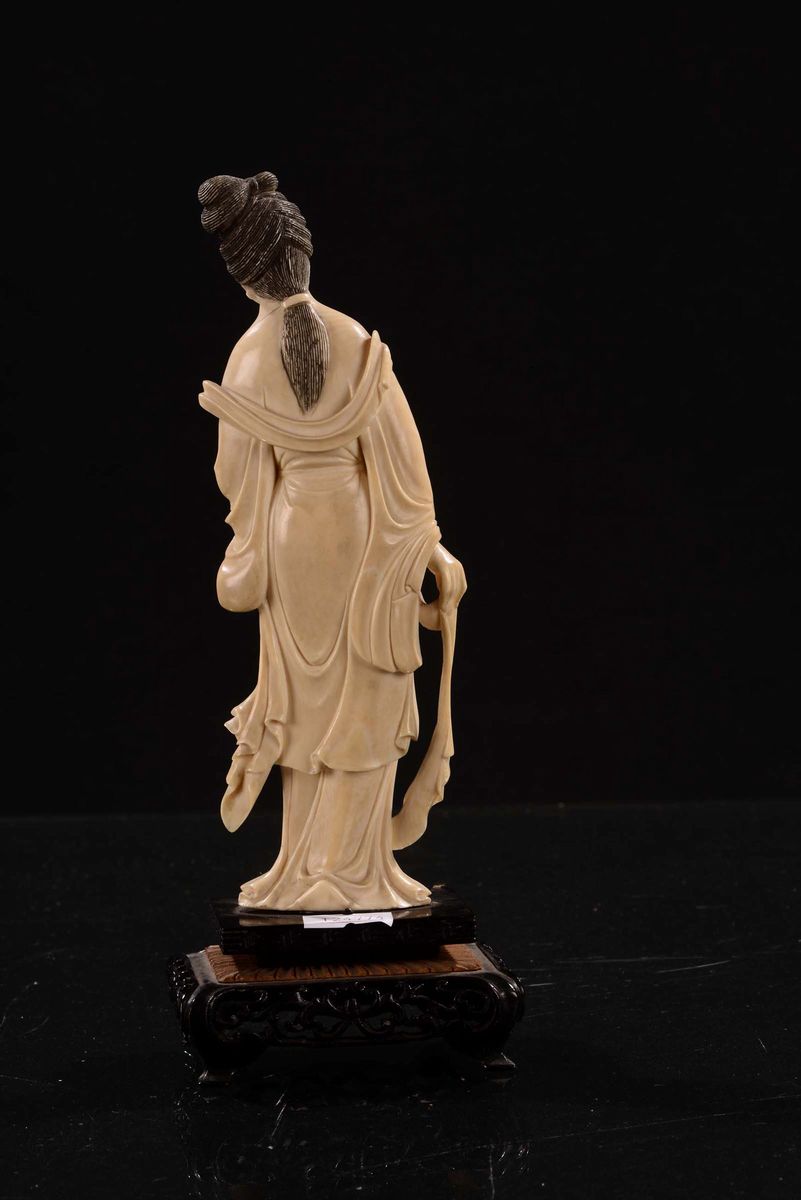 Guanyin in Avorio con Fior di Loto, Cina, XIX Secolo