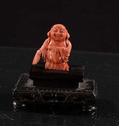 Piccola Scultura in Corallo Rosso Raffigurante Buddha, Cina, XIX Secolo