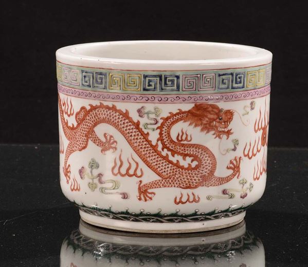 Cachepot in porcellana policroma raffigurante dragone, Cina, XX secolo