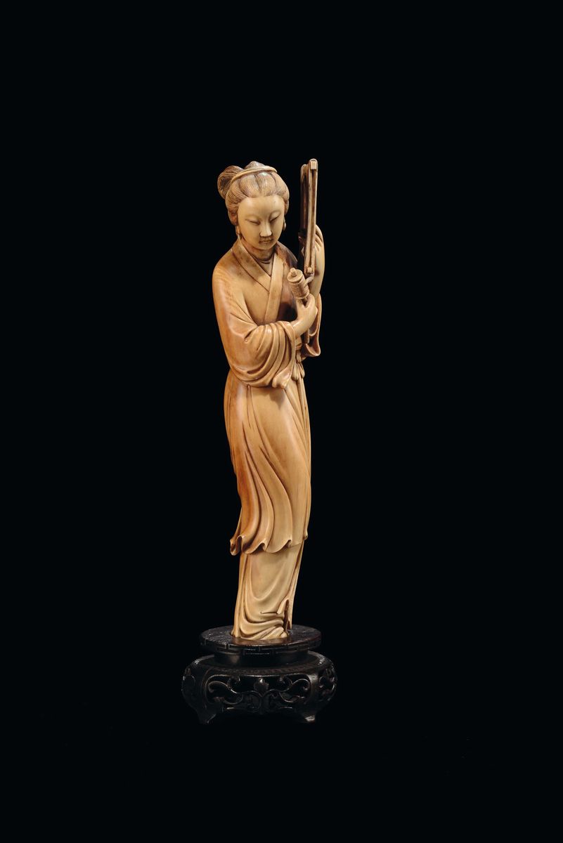Scultura in Avorio Raffigurante Filatrice, Cina, Dinastia Qing, XIX Secolo