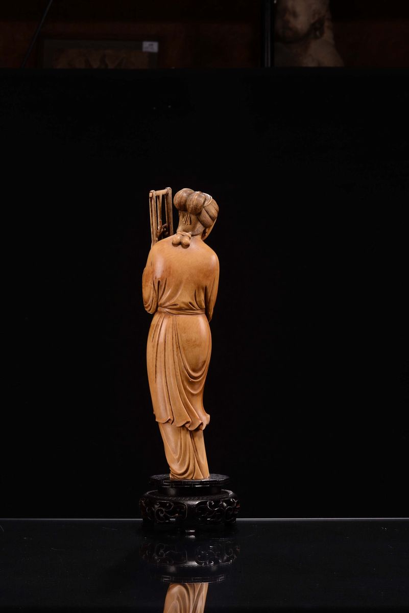 Scultura in Avorio Raffigurante Filatrice, Cina, Dinastia Qing, XIX Secolo