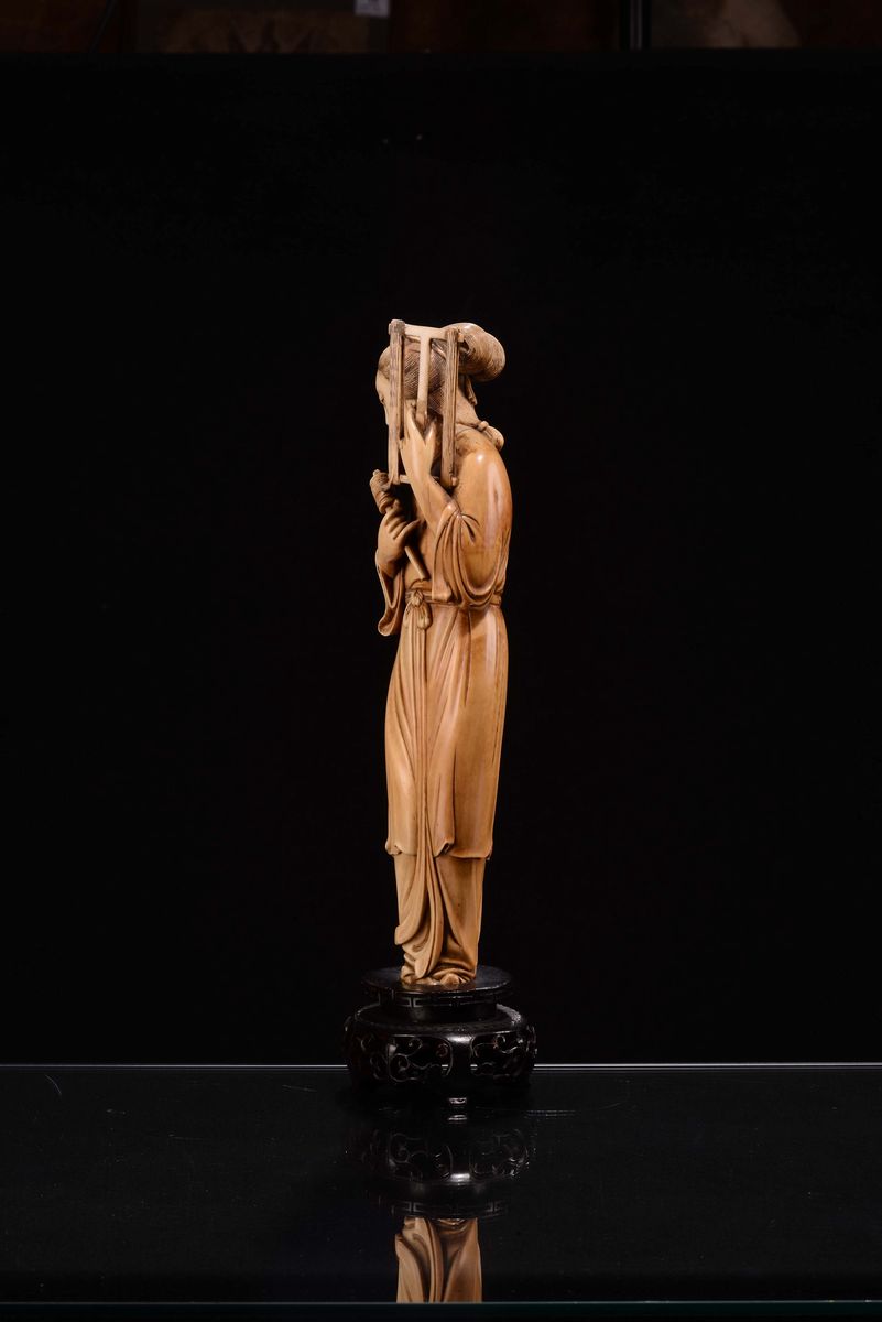 Scultura in Avorio Raffigurante Filatrice, Cina, Dinastia Qing, XIX Secolo