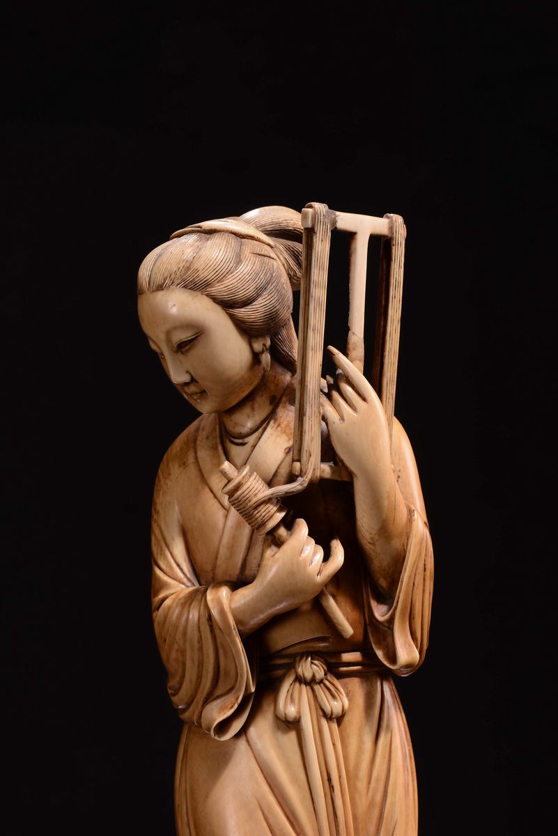 Scultura in Avorio Raffigurante Filatrice, Cina, Dinastia Qing, XIX Secolo
