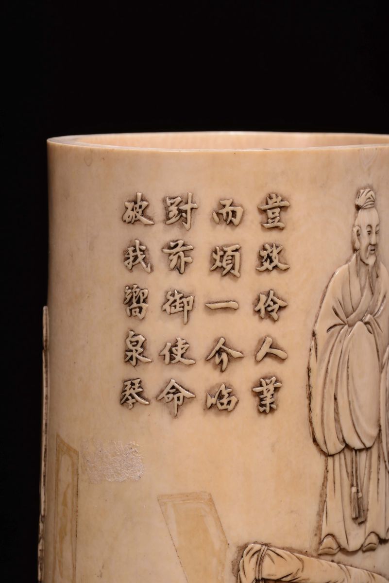 Portapennelli in Avorio Scolpito in Basso Rilievo Raffigurante Personaggi Orientali, Cina, Dinast...