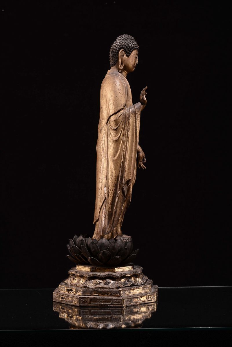 Scultura in Legno Dorato e Scolpito Raffigurante Buddha Eretto su Fiore di Loto, Giappone, XIX Se...