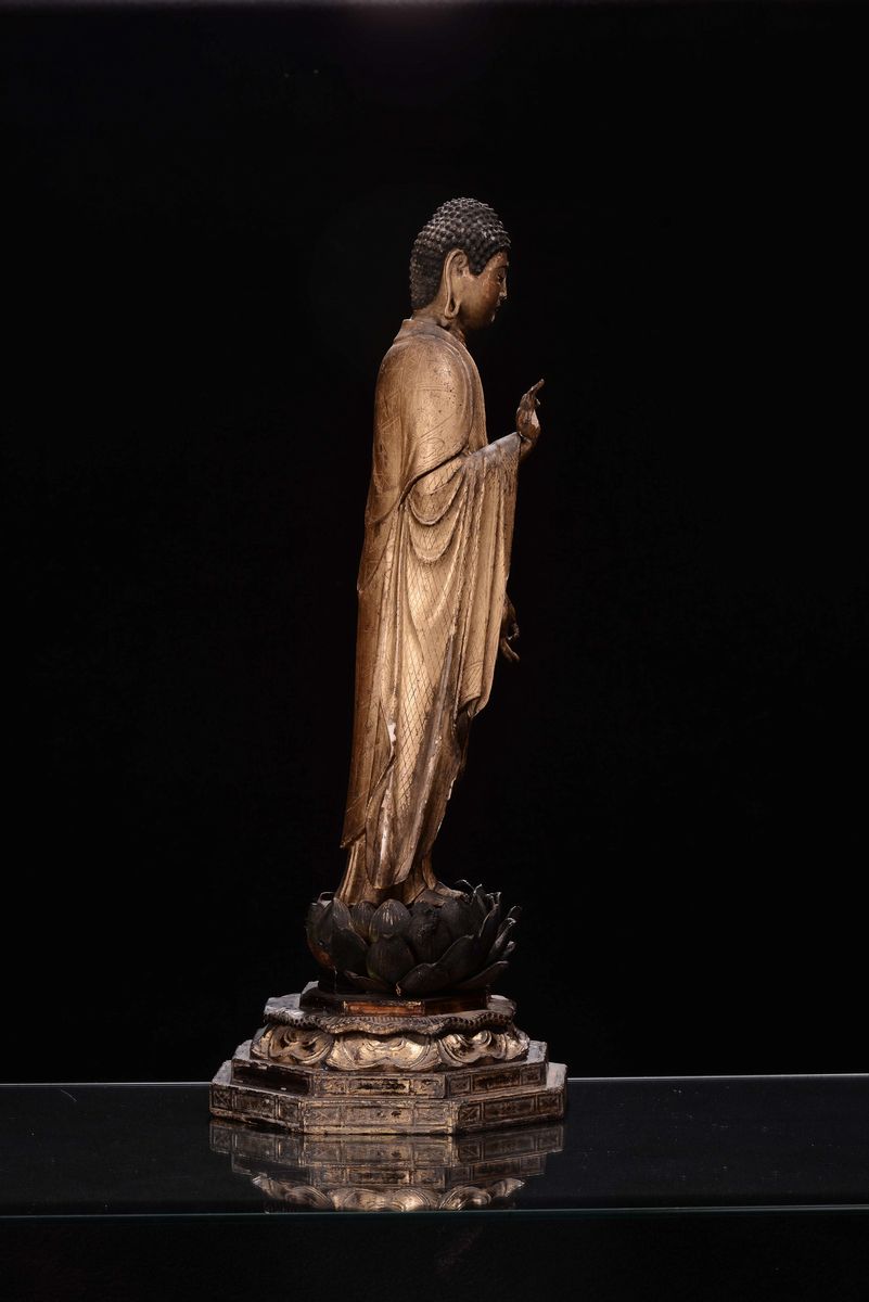 Scultura in Legno Dorato e Scolpito Raffigurante Buddha Eretto su Fiore di Loto, Giappone, XIX Se...