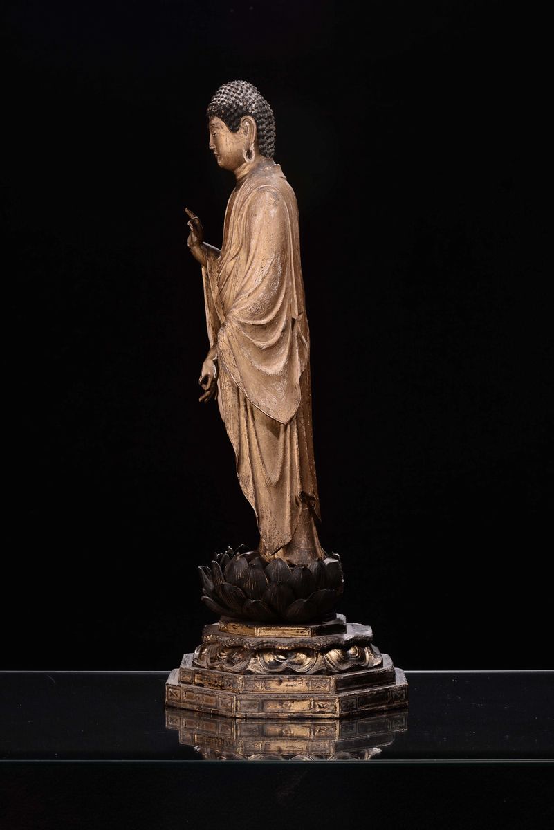 Scultura in Legno Dorato e Scolpito Raffigurante Buddha Eretto su Fiore di Loto, Giappone, XIX Se...