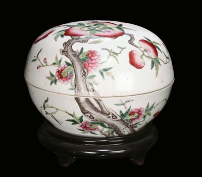 Scatola in Porcellana Policroma Decorata con Frutti di Pesche, Cina, Dinastia Qing, Fine XIX Seco...