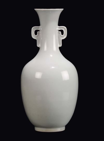 Vaso in Porcellana a Due Anse Claire De Lune, Cina, Dinastia Qing, Marca e del Periodo Qianlong (...