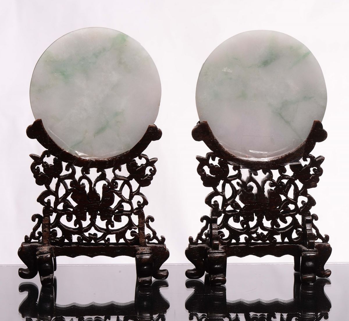 Coppia di Placche Circolari in Giadeite su Sostegno di Legno Traforato, Cina, Dinastia Qing, XIX ...