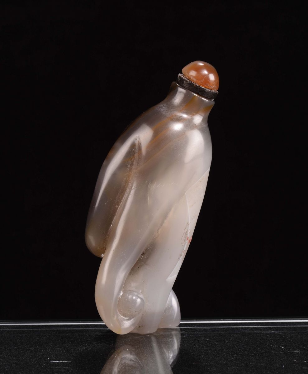 Snuff Bottle in Agata a Guisa di Mano di Buddha, Cina, Dinastia Qing, XIX Secolo