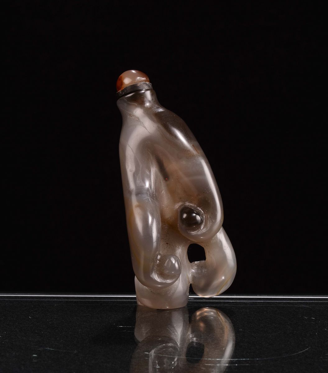 Snuff Bottle in Agata a Guisa di Mano di Buddha, Cina, Dinastia Qing, XIX Secolo
