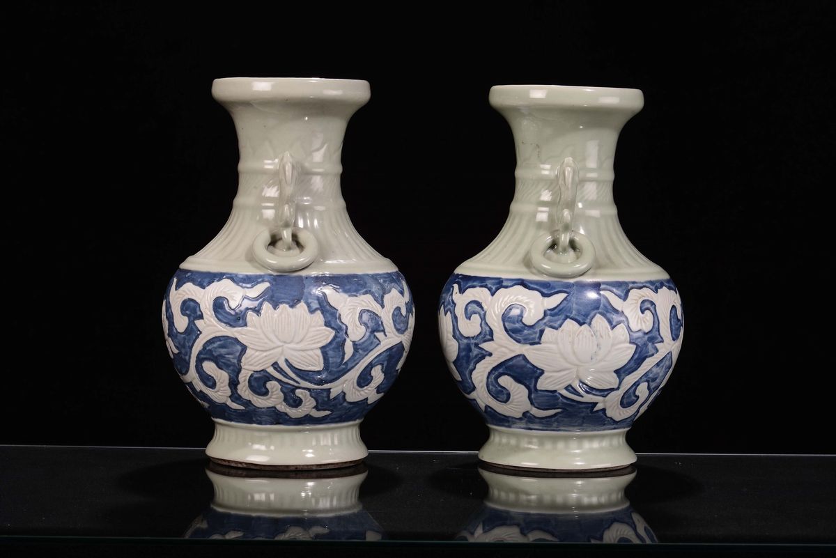 Coppia di Vasi in Porcellana Celadon e Smalti Celesti, Marca Apocrifa Quianlong, Cina, Dinastia Q...