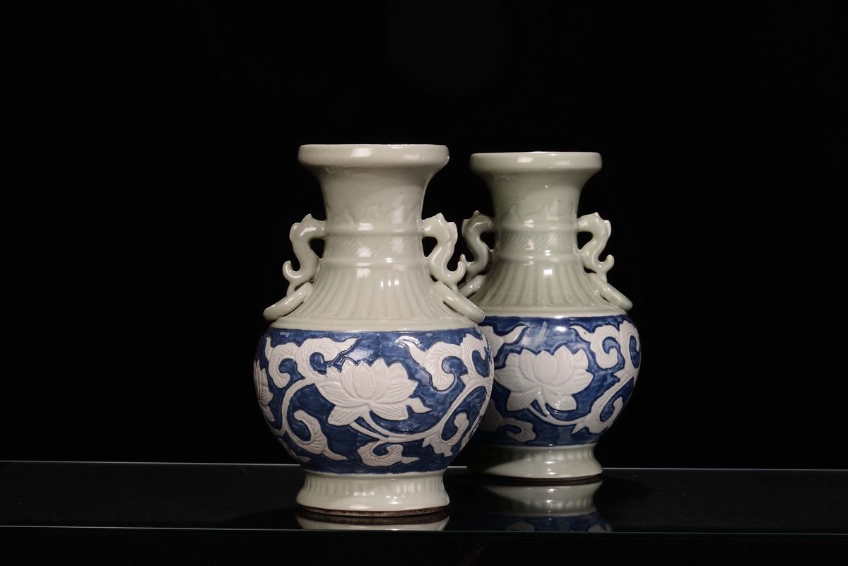 Coppia di Vasi in Porcellana Celadon e Smalti Celesti, Marca Apocrifa Quianlong, Cina, Dinastia Q...