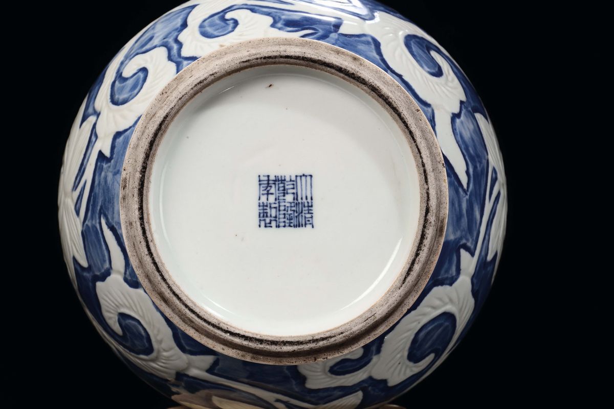 Coppia di Vasi in Porcellana Celadon e Smalti Celesti, Marca Apocrifa Quianlong, Cina, Dinastia Q...