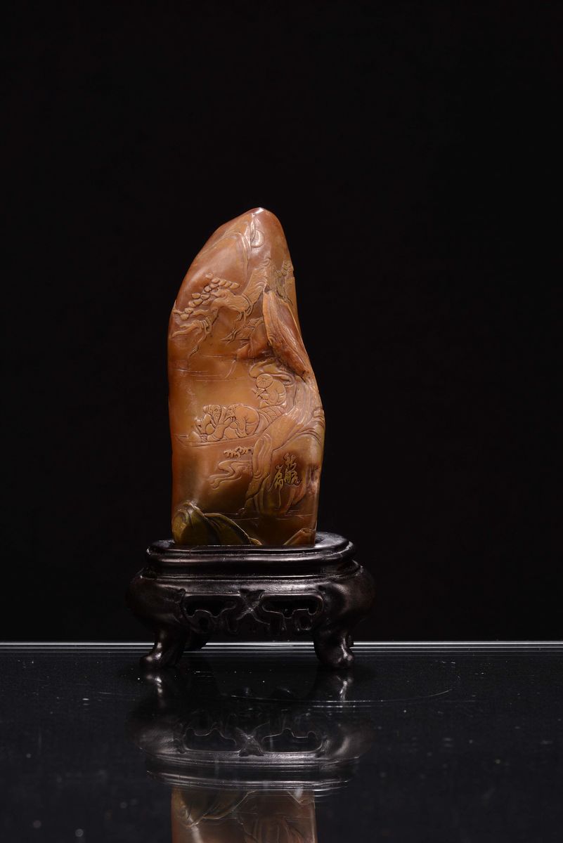 Montagna in Agata Carmeliana con Paesaggi Figure e Iscrizioni, Cina, Dinastia Qing, XIX Secolo