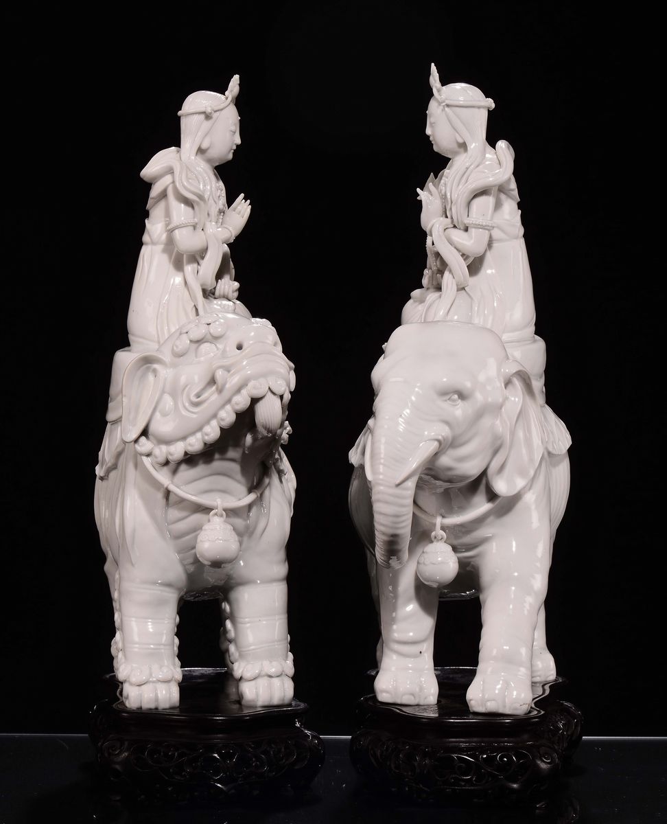 Coppia di Figure di Guanyin su Elefante e Cane di Pho, Cina, Dinastia Qing, Fine XIX Secolo