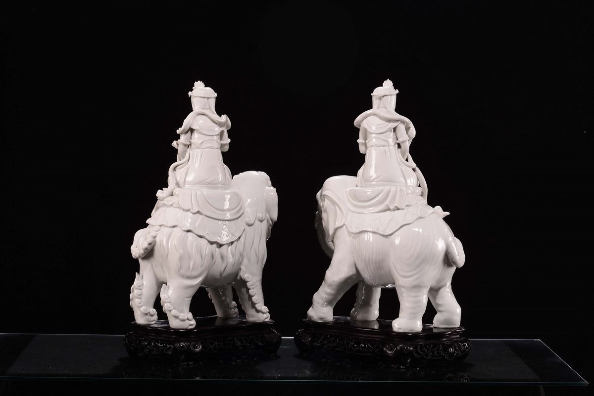 Coppia di Figure di Guanyin su Elefante e Cane di Pho, Cina, Dinastia Qing, Fine XIX Secolo