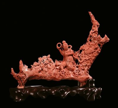Grande Corallo con Figura Danzante su Due Ruote, Cina, Inizio XX Secolo