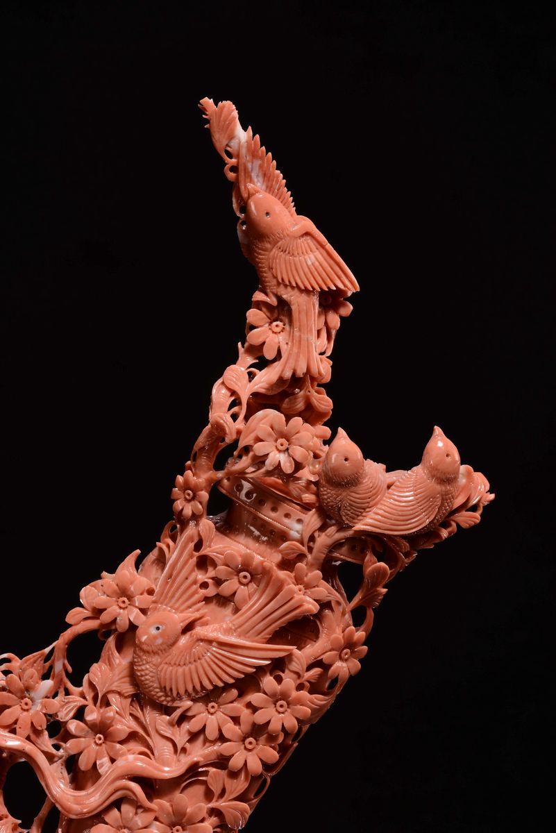 Grande Corallo con Figura Danzante su Due Ruote, Cina, Inizio XX Secolo