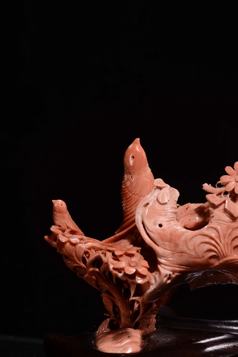 Grande Corallo con Figura Danzante su Due Ruote, Cina, Inizio XX Secolo