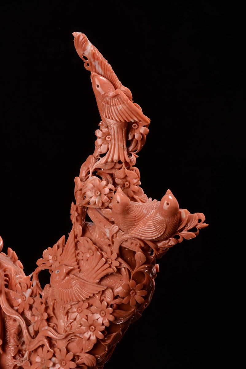 Grande Corallo con Figura Danzante su Due Ruote, Cina, Inizio XX Secolo