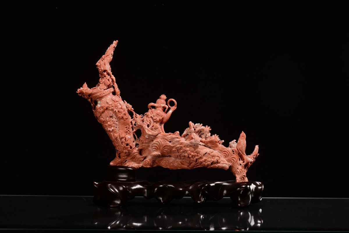 Grande Corallo con Figura Danzante su Due Ruote, Cina, Inizio XX Secolo