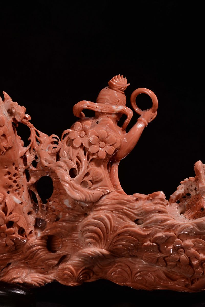 Grande Corallo con Figura Danzante su Due Ruote, Cina, Inizio XX Secolo