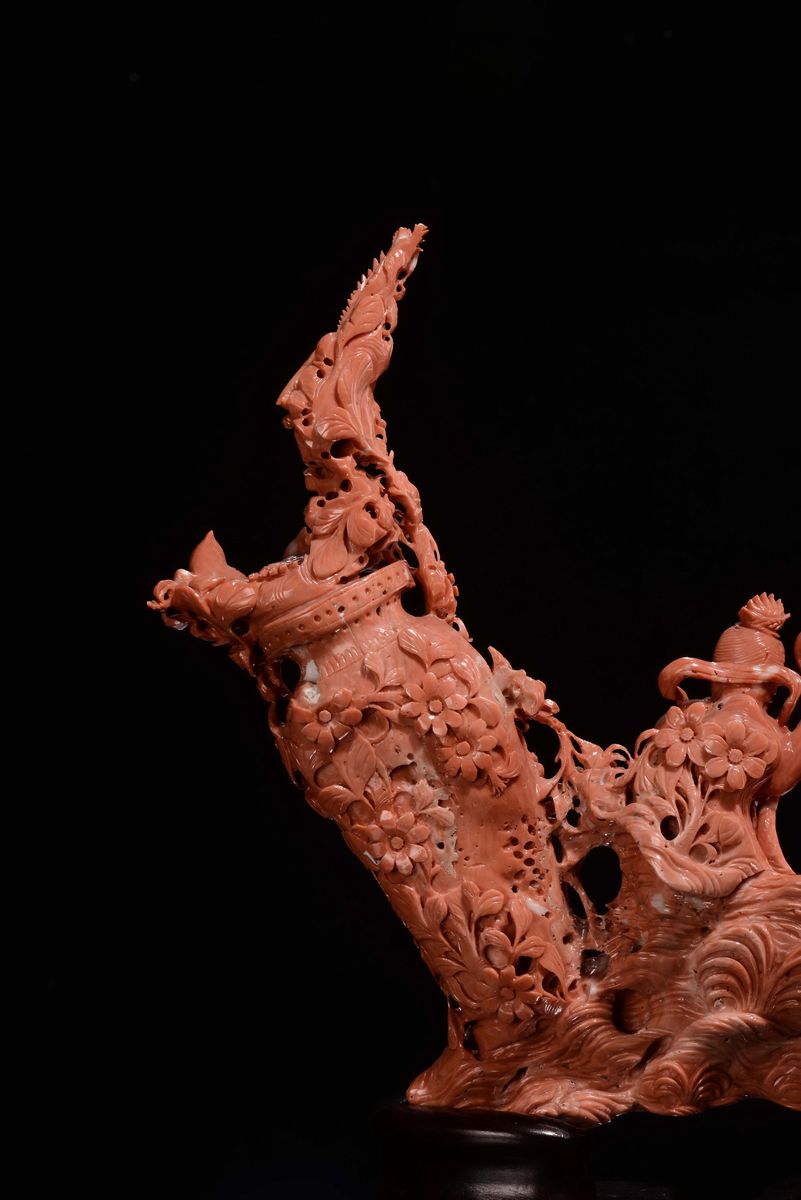 Grande Corallo con Figura Danzante su Due Ruote, Cina, Inizio XX Secolo