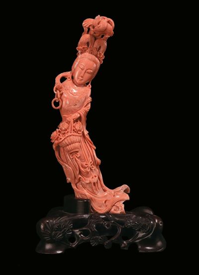 Guanyin con Cesto di Fiori in Corallo, Cina, Inizio XX Secolo