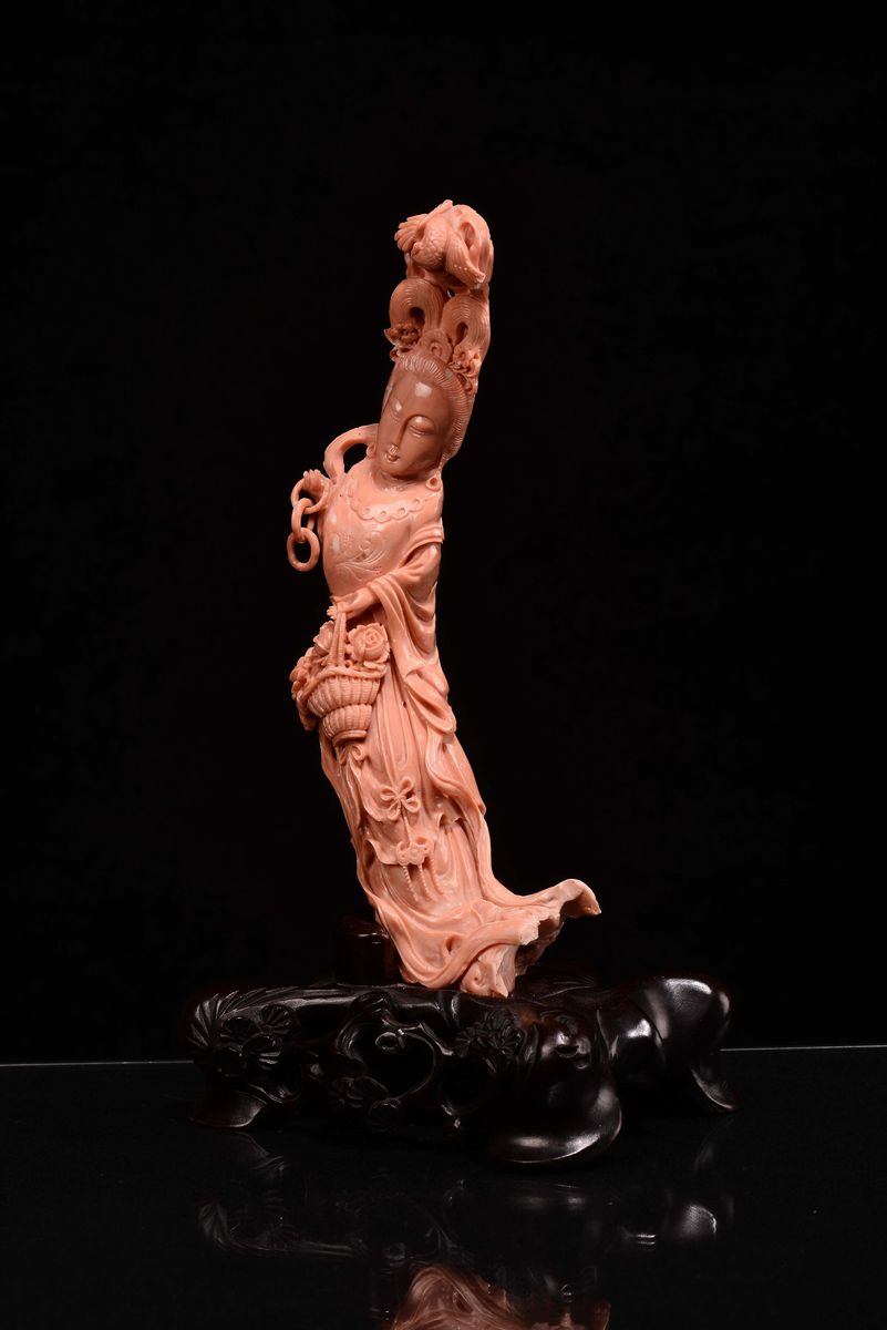 Guanyin con Cesto di Fiori in Corallo, Cina, Inizio XX Secolo