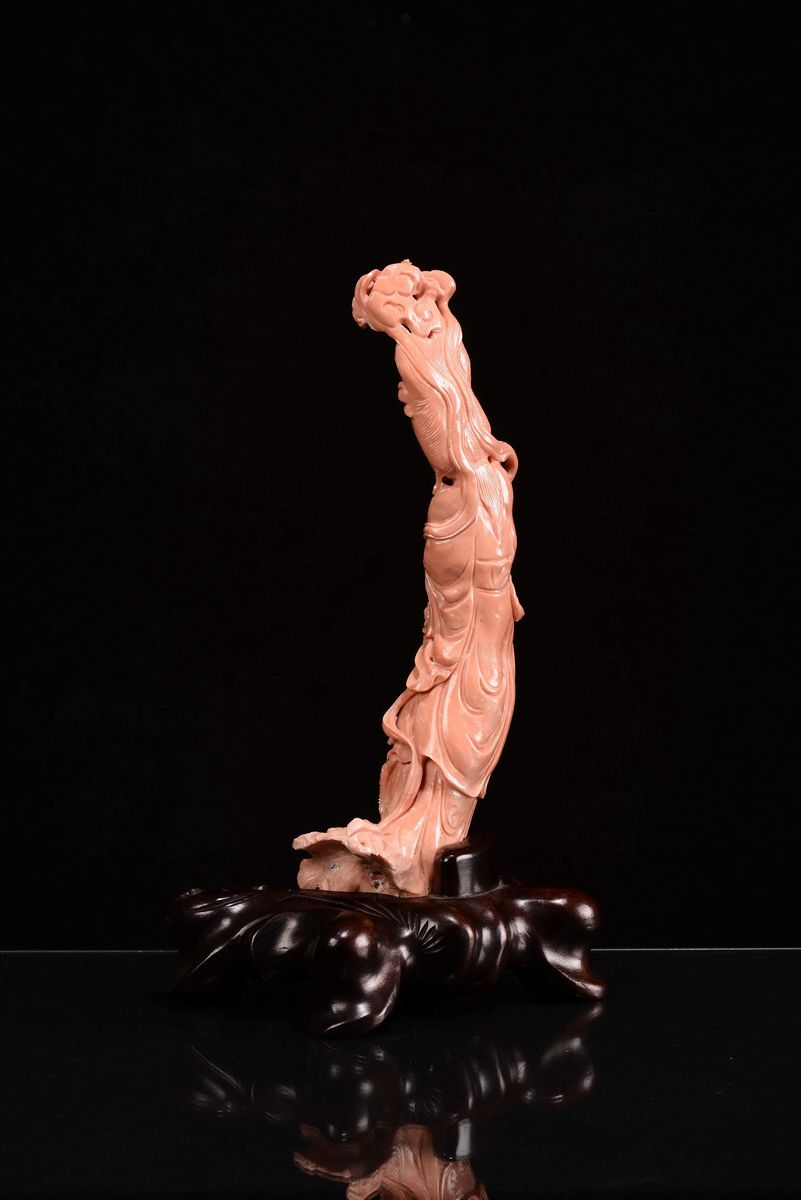 Guanyin con Cesto di Fiori in Corallo, Cina, Inizio XX Secolo