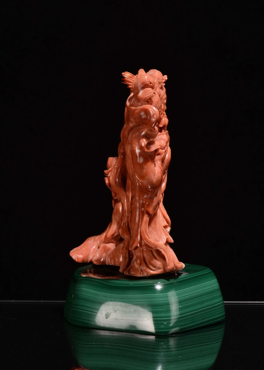 Gruppo in Corallo con Due Guanyin su Base di Malachite, Cina, Fine XIX Secolo
