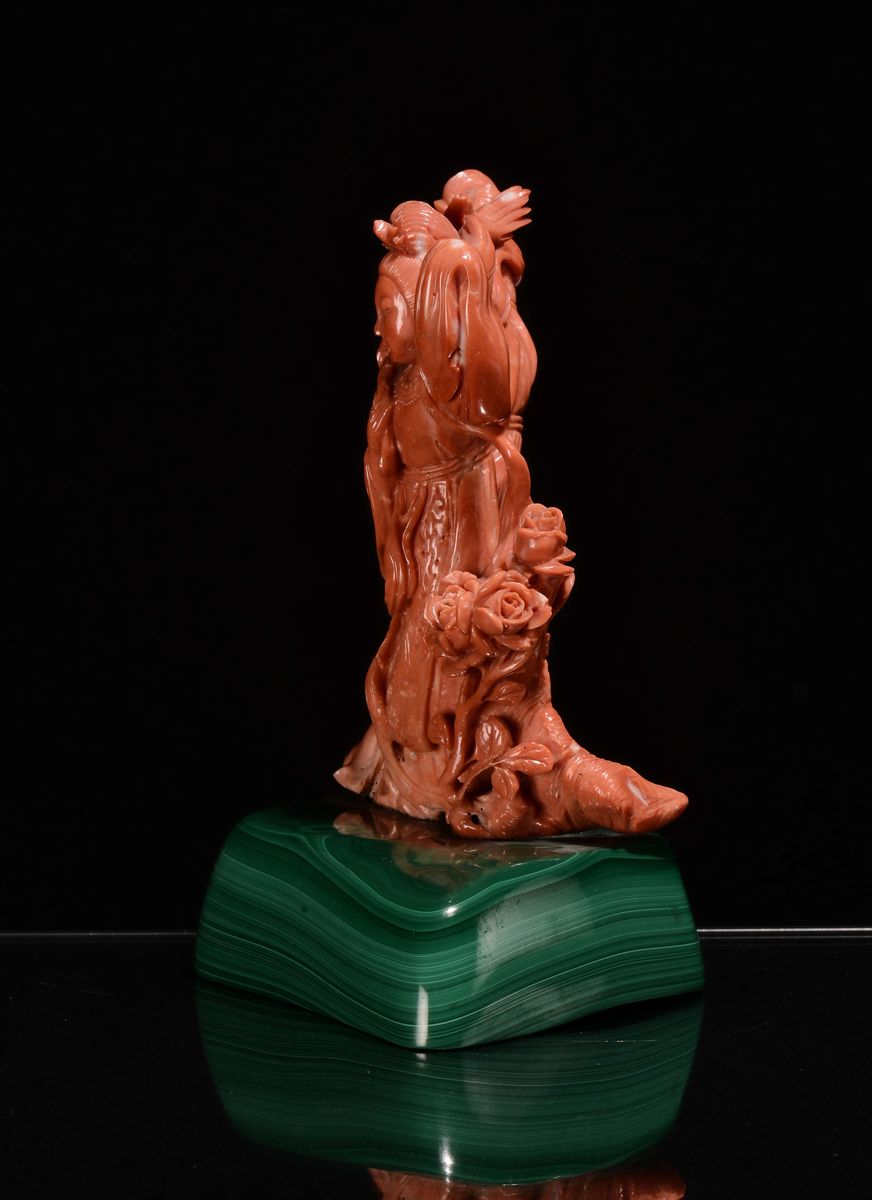 Gruppo in Corallo con Due Guanyin su Base di Malachite, Cina, Fine XIX Secolo