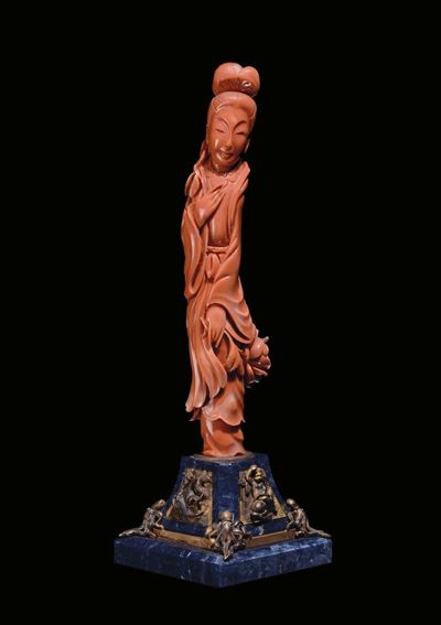 Guanyin in Corallo su Base in Lapislazzulo e Applicazioni D'argento, Cina, XIX Secolo