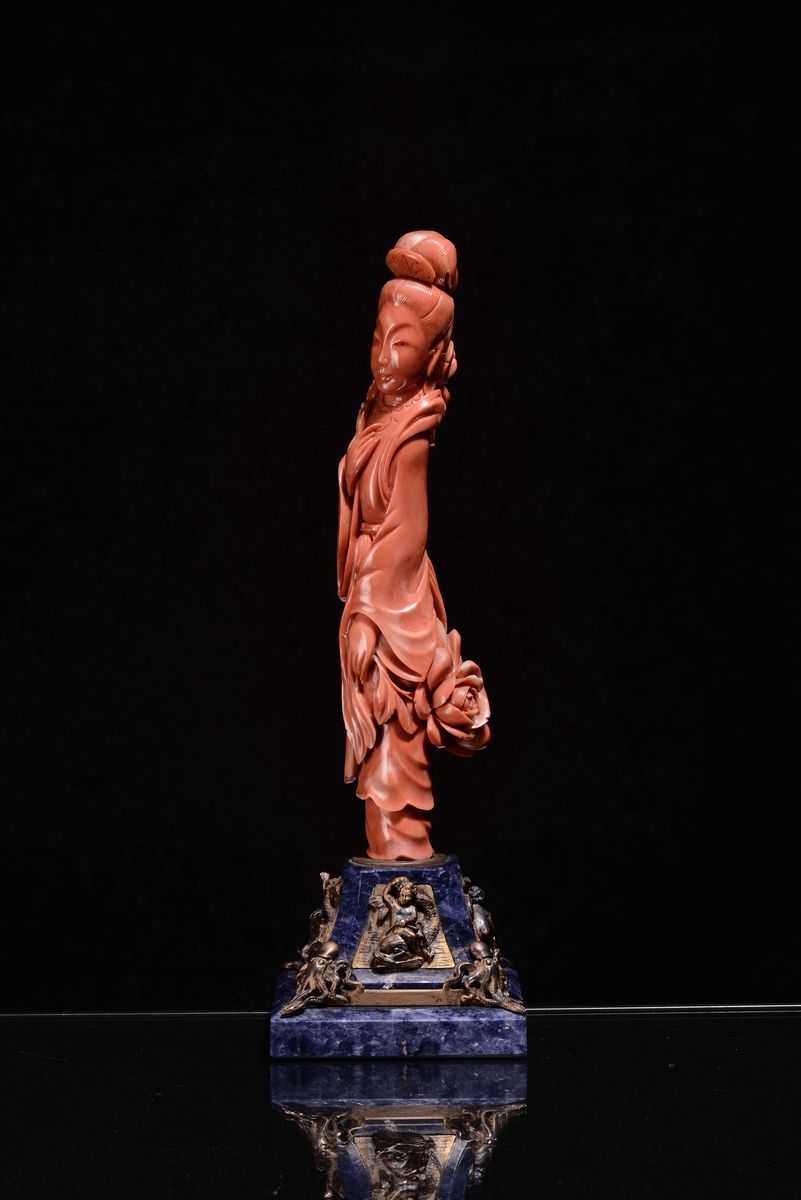 Guanyin in Corallo su Base in Lapislazzulo e Applicazioni D'argento, Cina, XIX Secolo