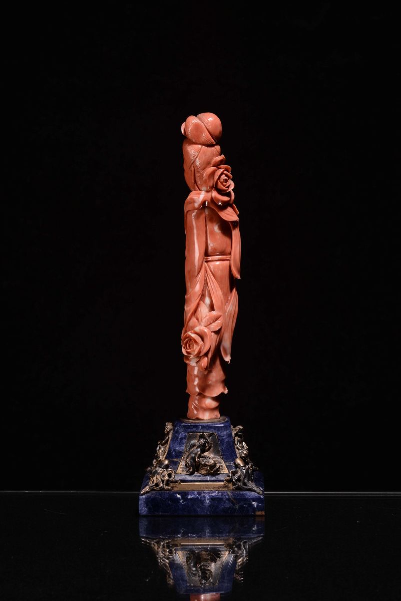 Guanyin in Corallo su Base in Lapislazzulo e Applicazioni D'argento, Cina, XIX Secolo