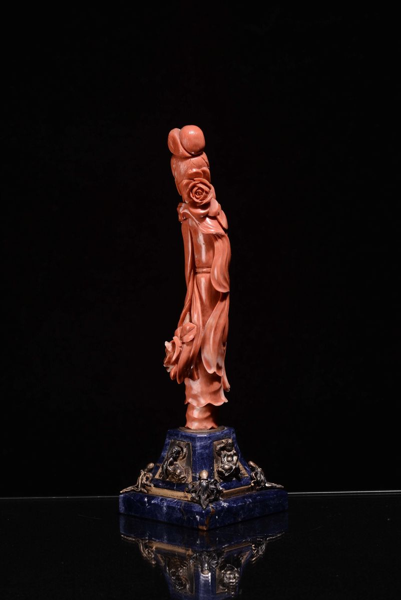 Guanyin in Corallo su Base in Lapislazzulo e Applicazioni D'argento, Cina, XIX Secolo
