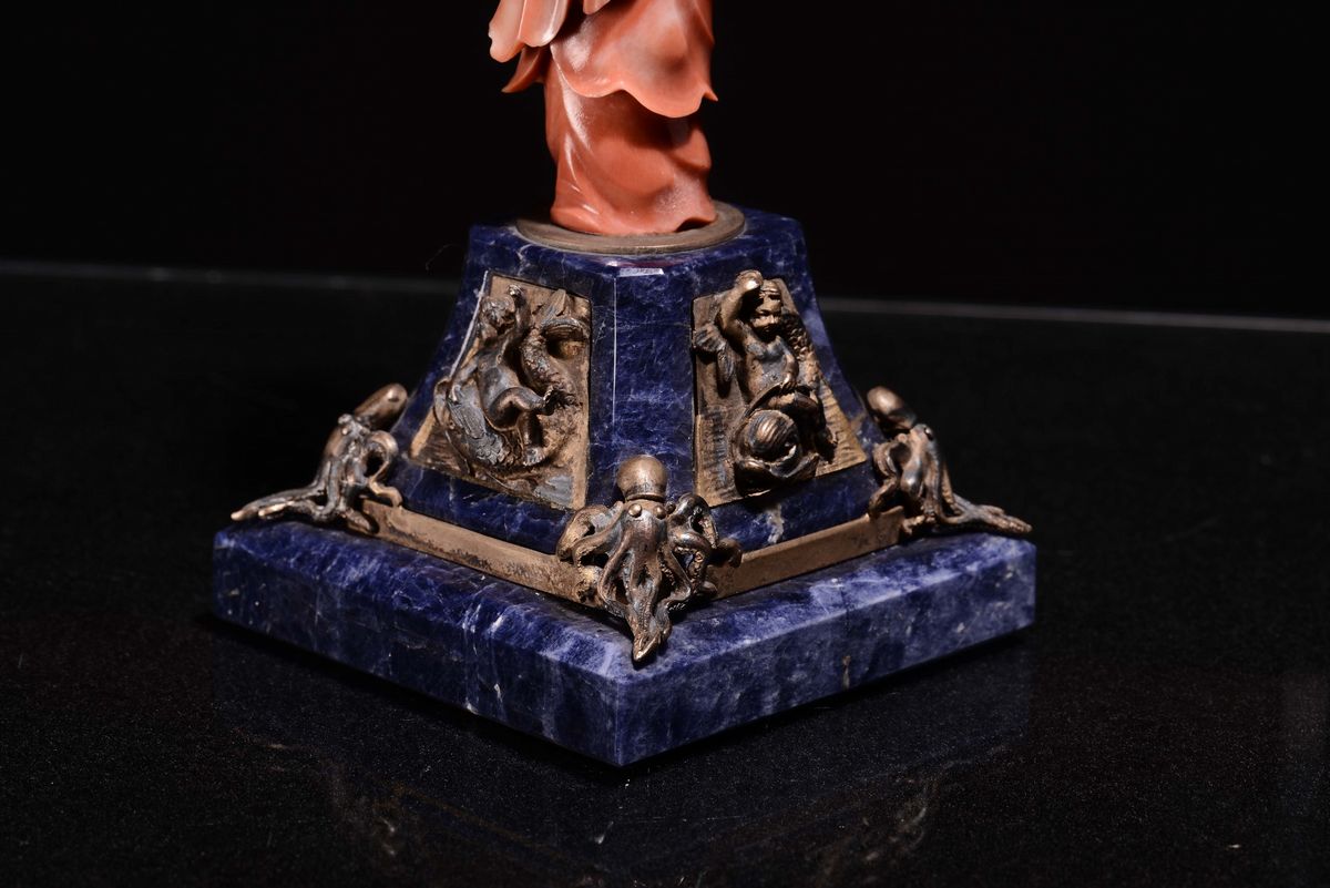 Guanyin in Corallo su Base in Lapislazzulo e Applicazioni D'argento, Cina, XIX Secolo