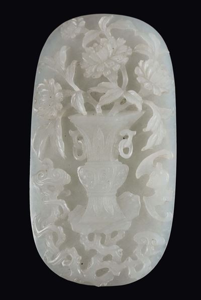 Placca Ovale in Giada Bianca con Incisione di Vaso con Fiori, Cina, Dinastia Qing, XIX Secolo