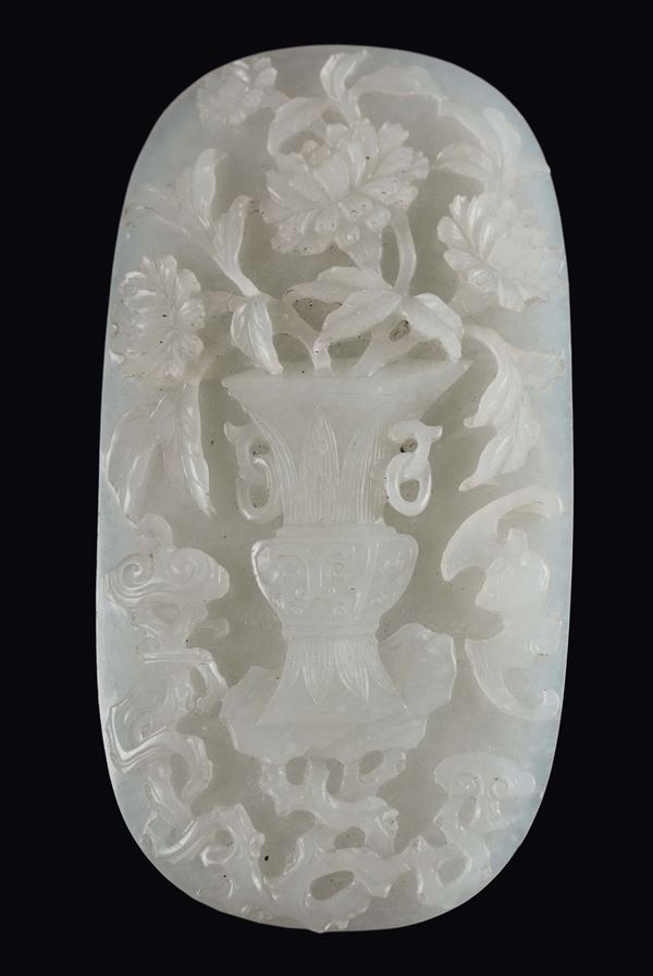 Placca ovale in giada bianca con incisione di vaso con fiori, Cina, Dinastia Qing, XIX secolo