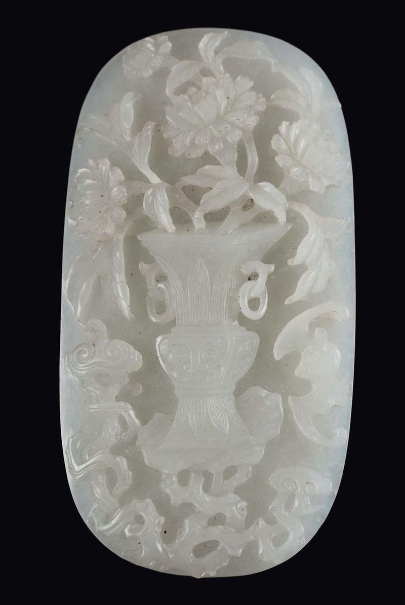 Placca ovale in giada bianca con incisione di vaso con fiori, Cina, Dinastia Qing, XIX secolo  - Asta Fine Chinese Works of Art - II - Cambi Casa d'Aste